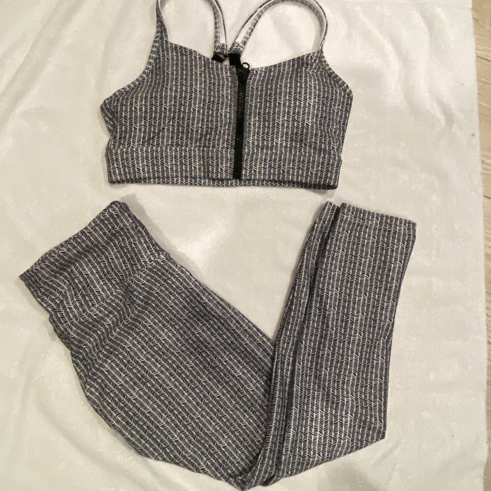 New Lorna Jane bra and pant. Size medium.